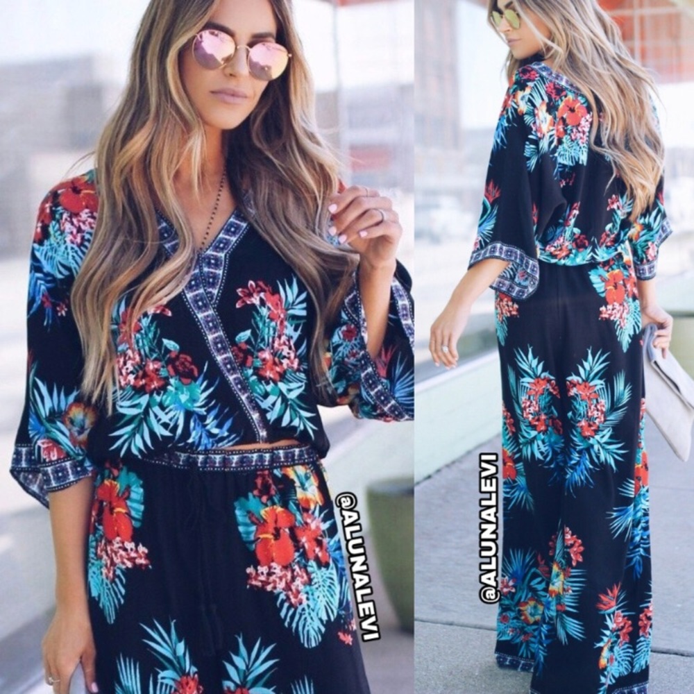 TROPICAL PRINT FAUX WRAP CROP TOP!🌴